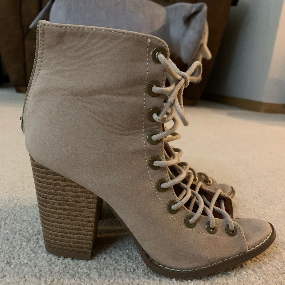 Size 5.5 lace up chunk heels